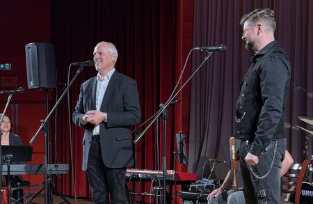 Z željami prijetnih praznikov je zbrane nagovoril tudi župan Občine Pivka Robert Smrdelj