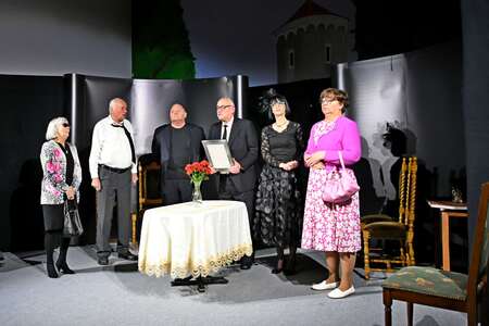 utrinek iz predstave "Žalujoči ostali"