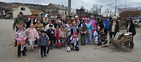 Skupinska fotografija maškar, zbranih v Zagorju