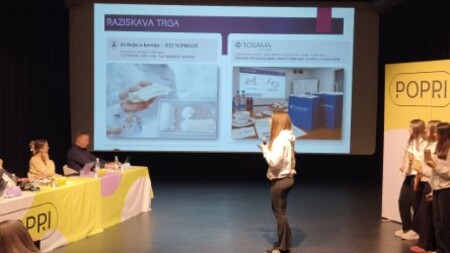 ekipa iz OŠ Pivka med predstavitvijo