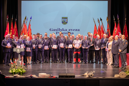 skupinska fotografija prejemnikov priznanj