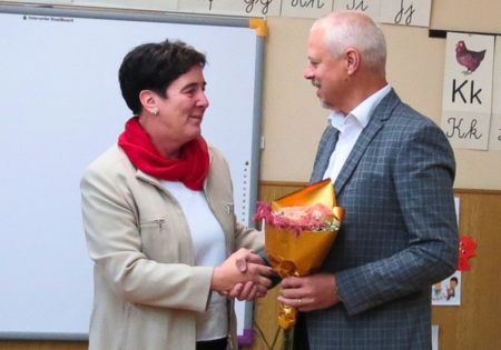 župan čestita Mariji Mršnik ob zaključku poučevanja v OŠ Košani, foto: OŠ Košana