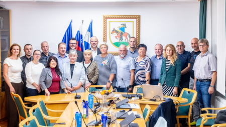 občinske svetnice in svetniki v družbi župana in direktorice občinske uprave