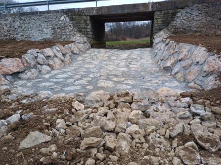 obnovljeni mostni oporniki in talna plošča potok Sušica 