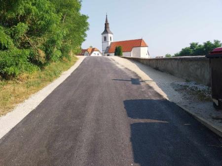 Asfaltiranje parkirišča nad pokopališčem