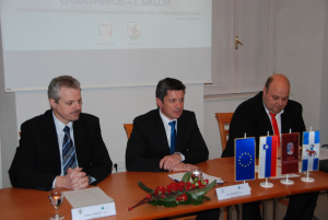 Od leve proti desni, župan Občine Pivka, Robert Smrdelj, župan Občine Postojna, Igor Marentič, direktor KOVOD Postojna, David Penko