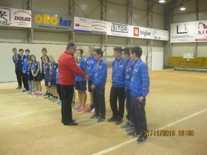Podžupan g. Boris Rebec podeljuje zmagovalcem pokal