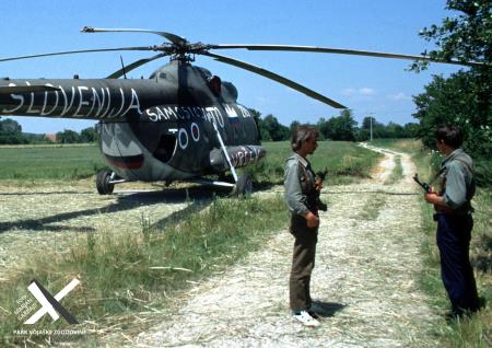 Helikopter Mi-8 »Vrček« v rokah slovenske teritorialne obrambe (avtor Marjan Garbajs, hrani Park vojaške zgodovine)