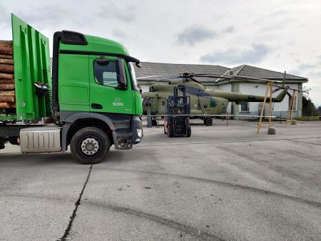 Elisa ob helikopterju Mi-8 v Parku vojaške zgodovine (arhiv Parka vojaške zgodovine)