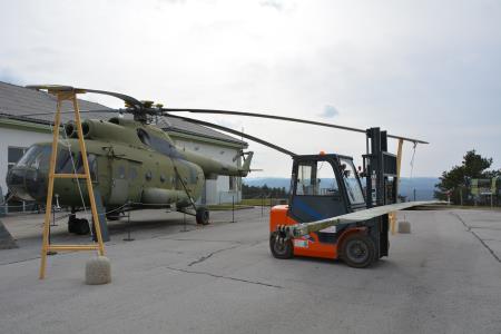 Elisa ob helikopterju Mi-8 v Parku vojaške zgodovine (arhiv Parka vojaške zgodovine)