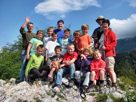 Mirjam Šatej Cucek na izletu z mladimi planinci