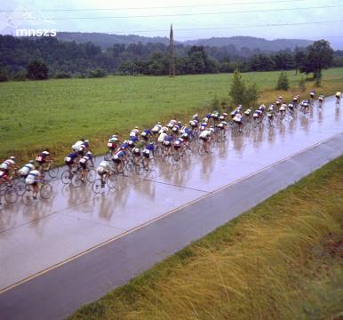 Kolesarska dirka po Jugoslaviji, kolesarji dirkajo po nekdanji glavni cesti med Kranjem in Ljubljano ali med Ljubljano in Zagrebom, 1968. Na dirki je zmagal Rudi Valenčič. Foto: Edi Šelhaus, hrani Muzej novejše in sodobne zgodovine Slovenije