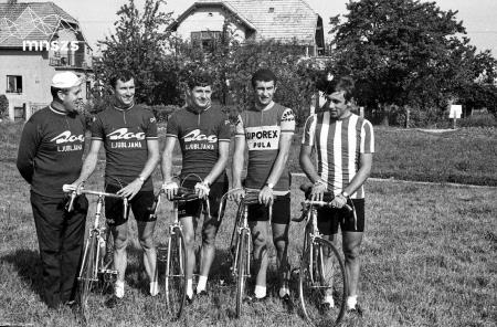 V Mehiko so odšli štirje kolesarji, z leve: trener Zvone Zanoškar, Franc Škerlj, Rudi Valenčič, Cvitko Bilić in Tanasije Kuvalja. Foto: Edi Šelhaus, hrani Muzej novejše in sodobne zgodovine Slovenije 
