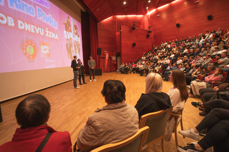 Radio_94-8_marec_v_kinu-10