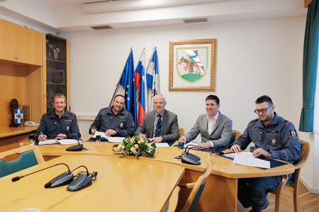 260311-gasilci-podpis-foto-blaz-lencek-15