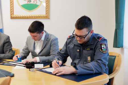 260311-gasilci-podpis-foto-blaz-lencek-16