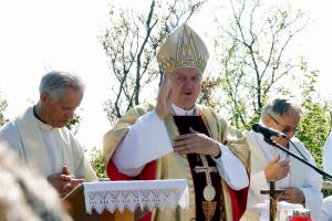 V nedeljo je pri sv. Urbanu maševal upokojeni škof Alojz Uran (foto Jože Pavzin)